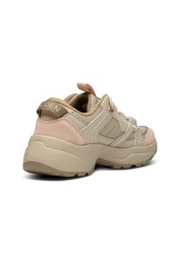 Beige tenisice s mrežastim i nubuk materijalima, ružičastim detaljima, debelim potplatom i stražnjim trakama za povlačenje. Imaju lagani dizajn i ojačane šavove.