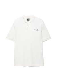 Polo shirt bianco a maniche corte con tessuto testurizzato, colletto con bottoni e piccolo logo nero sul petto sinistro.