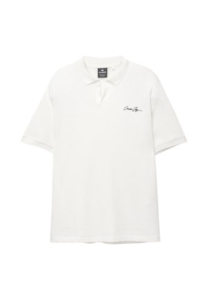 Weißes Poloshirt mit kurzen Ärmeln aus strukturiertem Stoff, einem knöpfbaren Ausschnitt und einem kleinen schwarzen Logo auf der linken Brust.