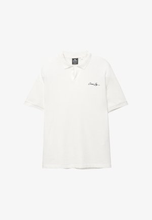 Hvid kortærmet polo shirt med tekstileret stof, en knaplukning ved halsen og et lille sort logo på venstre bryst.