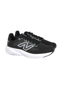 Zapatillas deportivas negras de material de malla con suela blanca, que cuentan con un logo blanco prominente, cordones y acentos de diseño texturizado.