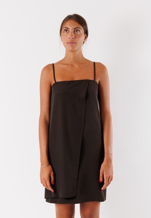 Vestito nero a slip con spalline sottili, vestibilità ampia e dettaglio drappeggiato sul davanti. Tessuto morbido con un design minimalista e lunghezza sopra il ginocchio.