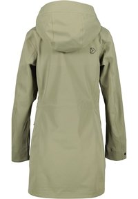 Grön vattentät jacka med en figursydd design, justerbar huva och sidofickor. Slät textur med minimala metallaccenter.