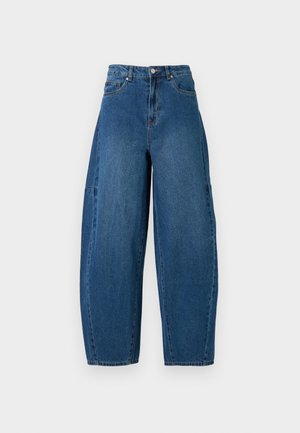 Jean en denim de teinte bleu moyen, présentant une taille haute, une coupe large et un design standard à cinq poches avec des détails de coutures visibles.
