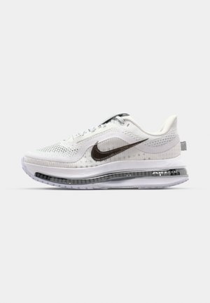 Nike Performance PEGASUS PREMIUM - Cestná bežecká obuv - white/metallic silver