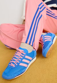 Unselected, bright royal/semi pink spark/lucid blue