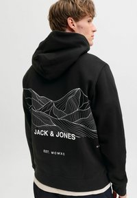 Czarna bluza z kapturem wykonana z bawełny, z białą grafiką gór w stylu line art na plecach, z logo "JACK & JONES" oraz ściągaczami na mankietach.