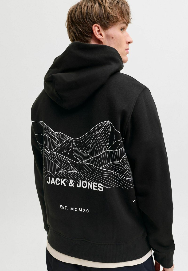 Czarna bluza z kapturem wykonana z bawełny, z białą grafiką gór w stylu line art na plecach, z logo "JACK & JONES" oraz ściągaczami na mankietach.