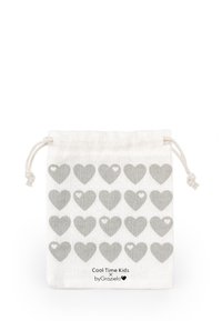Lærredstrækpose i off-white med gentagne grå hjerte mønstre, med en mindre hjerte udskæring. Branding er trykt nederst.