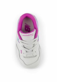 Baskets blanches avec cuir texturé et mesh, présentant des accents violets, un col rembourré et une étiquette imprimée "new balance 550" sur la languette.