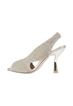 Scarpa slingback beige intrecciata con punta aperta, dettaglio ritagliato e tacco a stiletto curvo lucido.