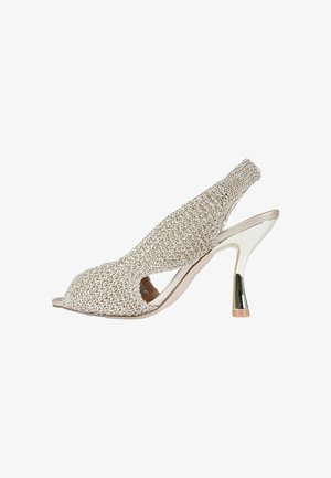 Scarpa slingback beige intrecciata con punta aperta, dettaglio ritagliato e tacco a stiletto curvo lucido.