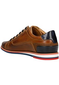 Braune Lederschuhe mit marineblauen Fersenakzenten, schwarzen Schnürsenkeln und einer weiß-roten gestreiften Sohle. Schickes Design, runde Zehen, matte Oberfläche.