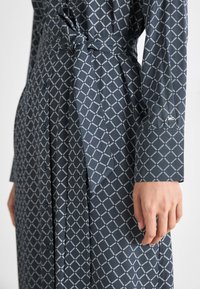 Tommy Hilfiger DIAMOND MONOTYPE DRESS - Shirt dress - blue
