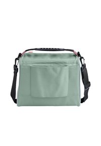 Zielona torba listonoszka z przednią kieszenią, regulowanym czarnym paskiem i wyściełanym górnym uchwytem. Charakteryzuje się gładką fakturą i minimalistycznym designem.