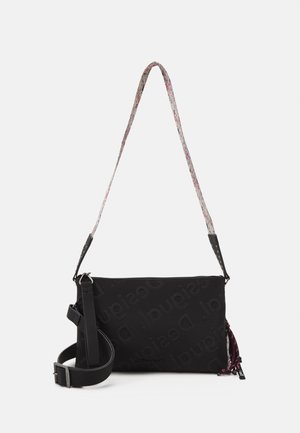 Bolso cruzado rectangular negro con correa ajustable y nombre de marca en relieve, con una correa delgada y estampada para el hombro y detalle de cordón atado.