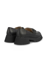 Zwarte leren schoenen met een robuuste rubberen zool en textuurdetails bij de hiel. Heeft een vlak ontwerp en een gesloten voorkant.