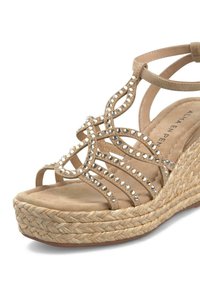 Sandalo con zeppa beige e suola in juta testurizzata, caratterizzato da un design incrociato impreziosito da strass trasparenti. Materiale superiore morbido simile alla pelle scamosciata.