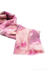 Foulard leggero con un motivo astratto rosa e viola, bordi sfilacciati e un tessuto morbido e texturizzato.