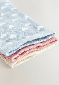 Kolm pehmet kudum socki komplekt, millel on sinised sokid valgete südame mustritega, roosad ja kreemjad sokid. Igal sokil on soonikkoes sääreosa ja tekstureeritud pind.