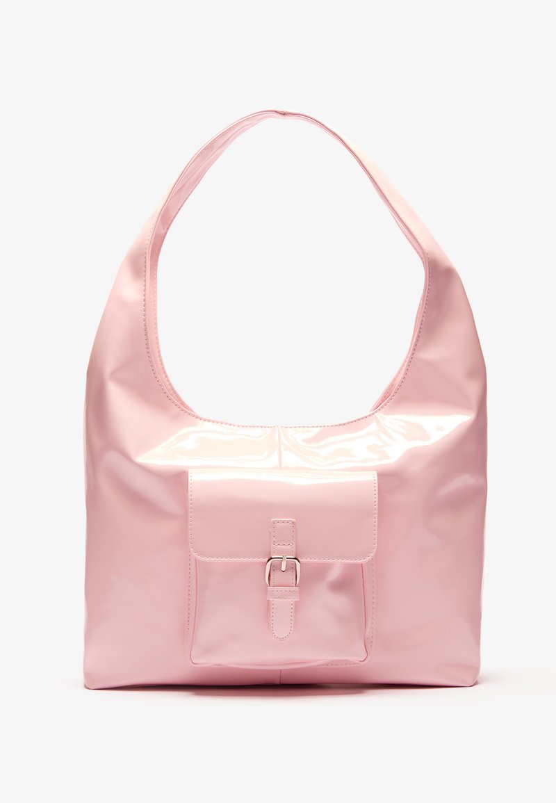 Sac à main rose avec une finition brillante, grande bandoulière, poche avant avec un détail de boucle décoratif. Texture lisse, design minimaliste.