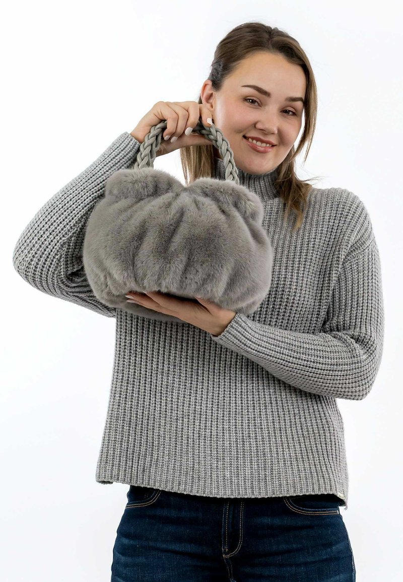 Bolso de piel sintética gris con un diseño fruncido y asas trenzadas. La textura suave, forma redondeada y la costura detallada acentúan su construcción.