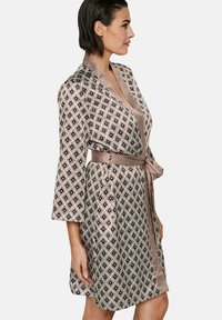 Kimono-stijl badjas in een beige en zwart geometrisch patroon, met brede mouwen, een ceintuur in de taille en een gestructureerde kraag.