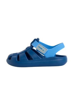 Sandalo per bambini blu e azzurro con punta chiusa, cinturino regolabile e aperture di ventilazione ai lati.