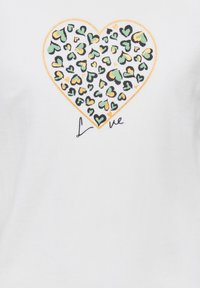 Forme de cœur dessinée en or, remplie de petits cœurs verts et dorés à motifs, avec le texte "Love" partiellement sous le cœur sur fond blanc.