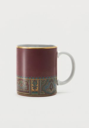 Tasse en céramique avec corps bordeaux, anse blanche, bord doré et motif orné multicolore de cachemire et floral près de la base.