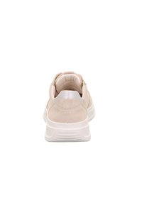 Beige Wildleder-Sneaker mit einer weißen Sohle, ausgestattet mit einem strukturierten Rücken, rosa Akzenten und einem gepolsterten Innenraum für Komfort.