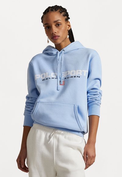 Ανοιχτό μπλε φούτερ με κουκούλα, με λευκή εκτύπωση "POLO SPORT", μπροστινή τσέπη, ριμπ μανσέτες και κορδόνι. Μαλακό ύφασμα και άνετη εφαρμογή.