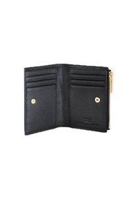 Portafoglio in pelle nera con molteplici fessure per carte, scomparto con cerniera e bottone automatico dorato. L'interno presenta una finitura testurizzata.