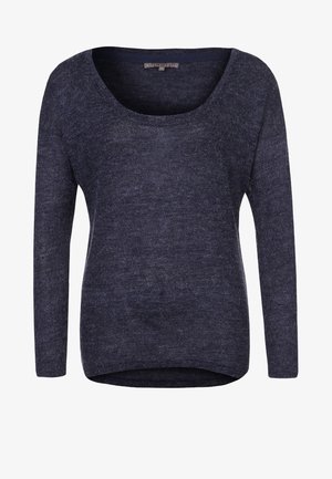 Granatowy sweter z dzianiny z długim rękawem, dekoltem w łódkę i lekko zaokrąglonym dołem.