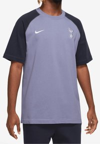 Short-sleeve shirt in lavender and navy, made of cotton, featuring a crew neck, contrast stitching, and Tottenham Hotspur logo on the chest.