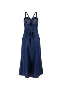 Abito in denim blu scuro con corpino aderente, spalline regolabili e una gonna fluida. Presenta un dettaglio con fiocco frontale e chiusura con bottoni.