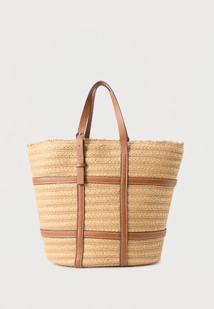 Bolso tote grande tejido color beige con dos correas de cuero marrón y bandas horizontales de cuero marrón sobre un fondo liso.