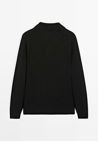 Zwarte gebreide trui met een hoge kraag, raglanmouwen en geribbelde boorden en zoom. Glad textuur en minimalistisch ontwerp zonder versieringen.