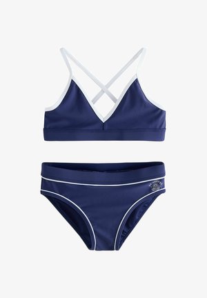 Granatowy dwuczęściowy strój kąpielowy z białym obszyciem, góra z krzyżującymi się ramiączkami, dół z małym białym logo na biodrze.