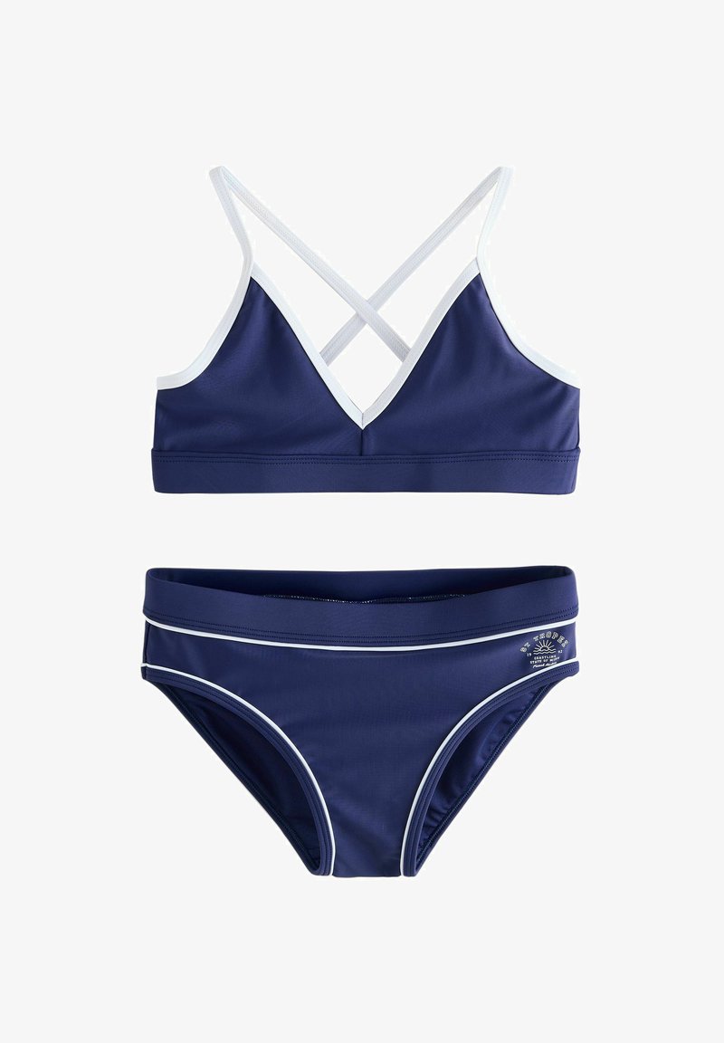 Maillot de bain deux-pièces bleu marine avec bordure blanche, haut à bretelles croisées et bas avec petit logo blanc sur la hanche.