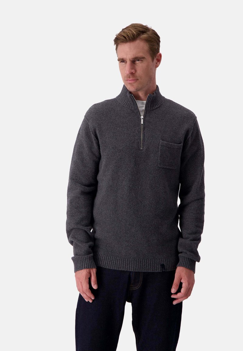 Maglione grigio a maglia con colletto alto, chiusura a zip quarti sul davanti e taschino sul petto. Le maniche e l'orlo a coste ne migliorano la texture.