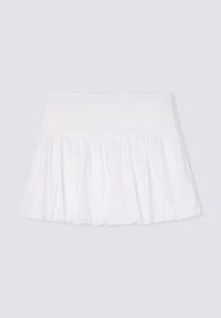 Gonna bianca con design arricciato, dotata di una vita liscia. Realizzata in tessuto leggero con una consistenza morbida e fluida.