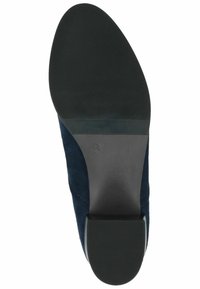 Scarpa in suede blu navy con suola in gomma nera liscia, tacco basso a blocco e una sottile texture a righe. Punta rotonda e design pulito.