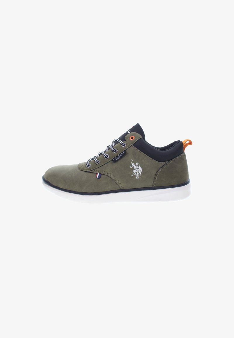 Olivgrüner Sneaker mit strukturierter Oberseite, weißer Sohle und schwarzen Akzenten. Verfügt über silberne Ösen, eine orange Fersenschlaufe und ein gesticktes Logo.