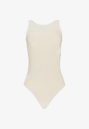 Einteiliger Badeanzug aus weichem beigefarbenem Stoff, mit nahtlosem Design und einem kontrastierenden transparenten Einsatz über der Taille. Glatte Textur.