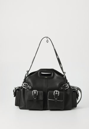 Borsa a mano in pelle nera con finiture in argento, forma strutturata, doppie tasche frontali, manico superiore e tracolla regolabile con rifiniture decorative.