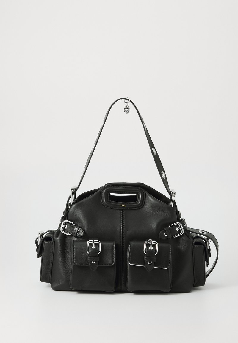 Μαύρη δερμάτινη τσάντα με ασημένια αξεσουάρ, δομημένο σχήμα, διπλές μπροστινές τσέπες, επάνω χερούλι και ρυθμιζόμενο λουρί με διακοσμητικά στοιχεία.