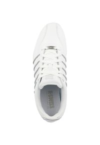 Weiße Sportschuh mit einem glatten Lederoberteil, sechs Schnürsenkellöchern, grauen Akzenten und einem strukturierten Mesh-Futter. Flache Gummisohle.