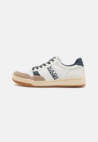Sneaker bianche con accenti blu navy, punta in suede beige, suola intermedia testurizzata, forma arrotondata e marchio prominente sul lato.