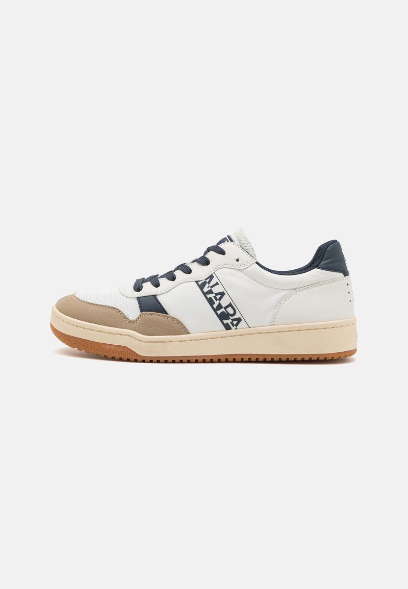 Sneaker bianche con accenti blu navy, punta in suede beige, suola intermedia testurizzata, forma arrotondata e marchio prominente sul lato.